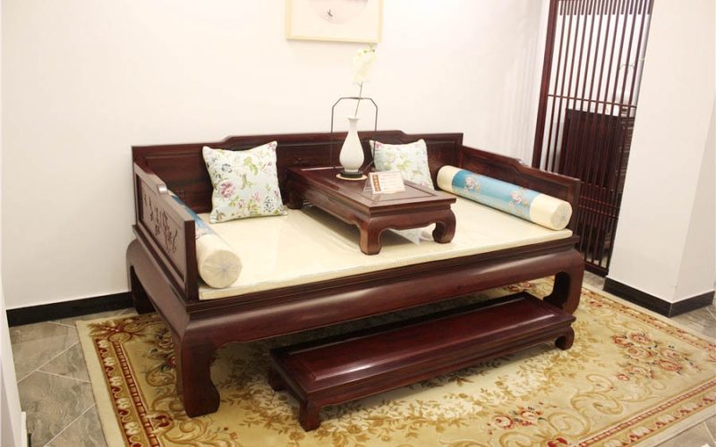 红木家具，，一定就是红色的吗？？